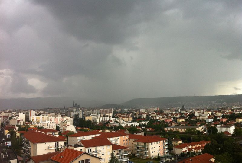 petit-rideau-de-pluie-clermont-ferrand.jpg